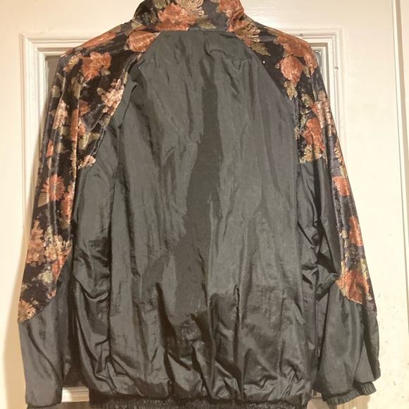 Vtg velvet goth floral windbreaker - Picture 4 of 4
